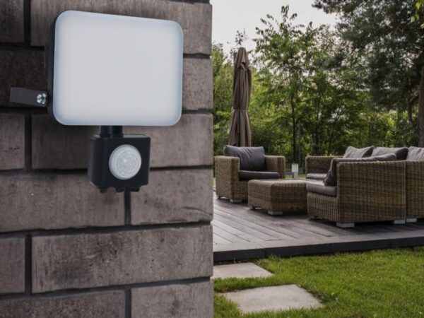 LED reflektor érzékelõvel 30W / 4000K - LF7023S