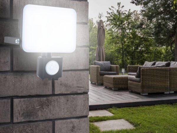 LED reflektor érzékelõvel 30W / 4000K - LF7023S